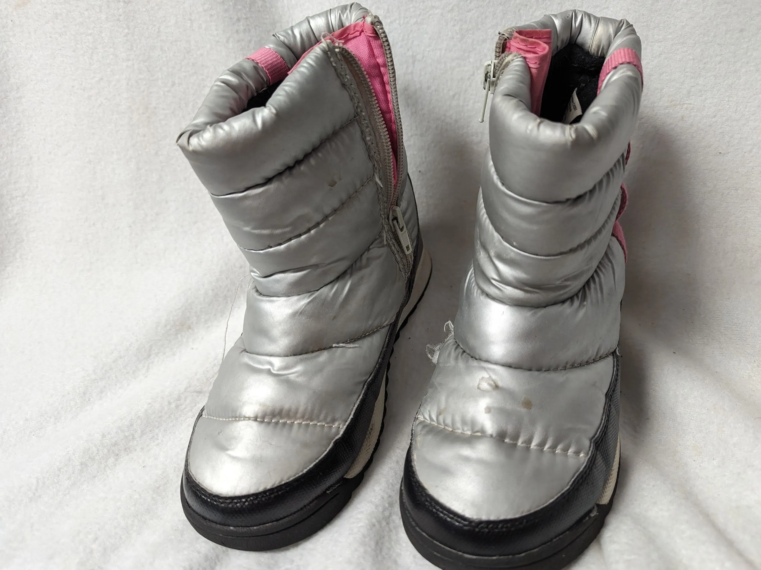 Wonder Nation Youth Insulated Snow Boots Size 2 Color Silver Condition Used